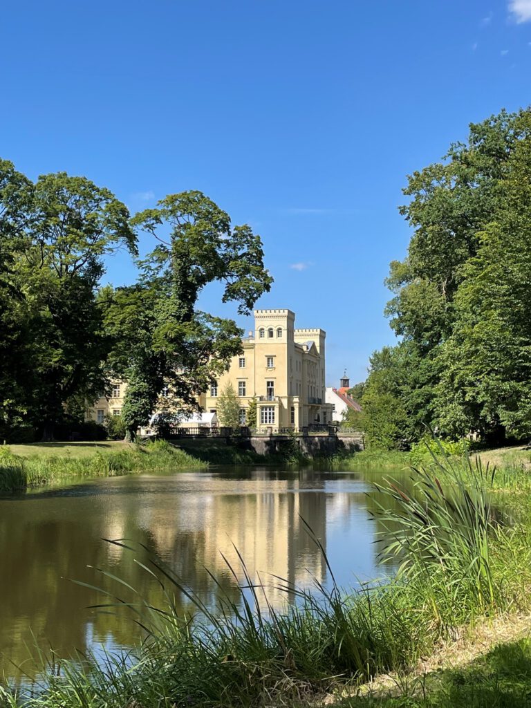 Das Schloss im Ortsteil Steinhöfel der amtsangehörigen Gemeinde Steinhöfel. Im Vordergrund ist der Teich im Schlosspark zu erkennen.