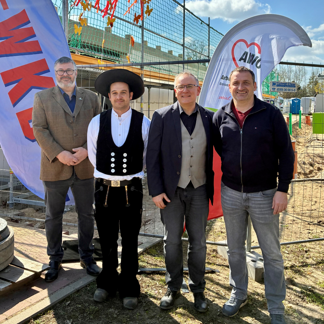 Bild zur Meldung: Richtfest für den Horterweiterungsbau „Wunderland“ in Briesen (Mark). Auf dem Bild sind der Amtsdirektor Herr Meyer, der Bürgermeister der Gemeinde Briesen (Mark) Jan Kliemt, der Geschäftsführende Vorstand der AWO Herr Wende-Szepes und ein Handwerker vor der Baustelle zu sehen.